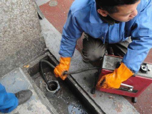 七坊镇疏通下水道