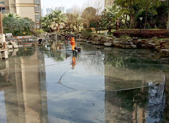 七坊镇景观池淤泥清理