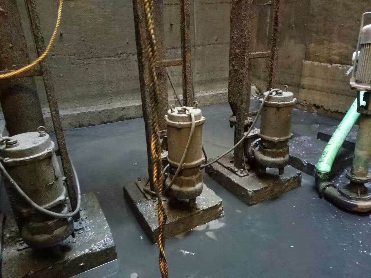 七坊镇污水池清理