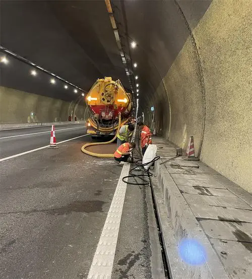 七坊镇隧道排水渠清淤